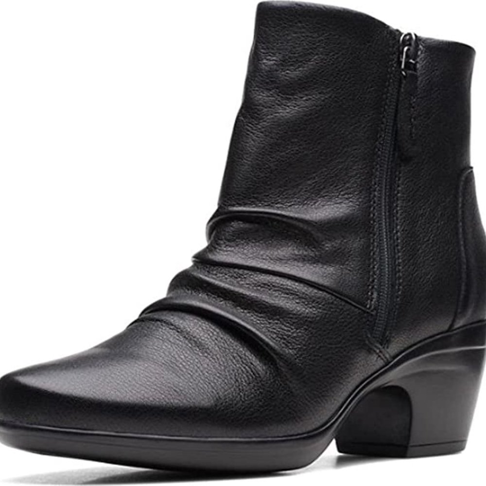 Style and Comfort - Clark's Women's Emily Willow Ankle Boot sz 9